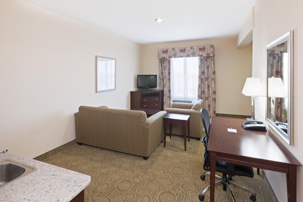 Holiday Inn Express & Suites Brownfield Exterior photo