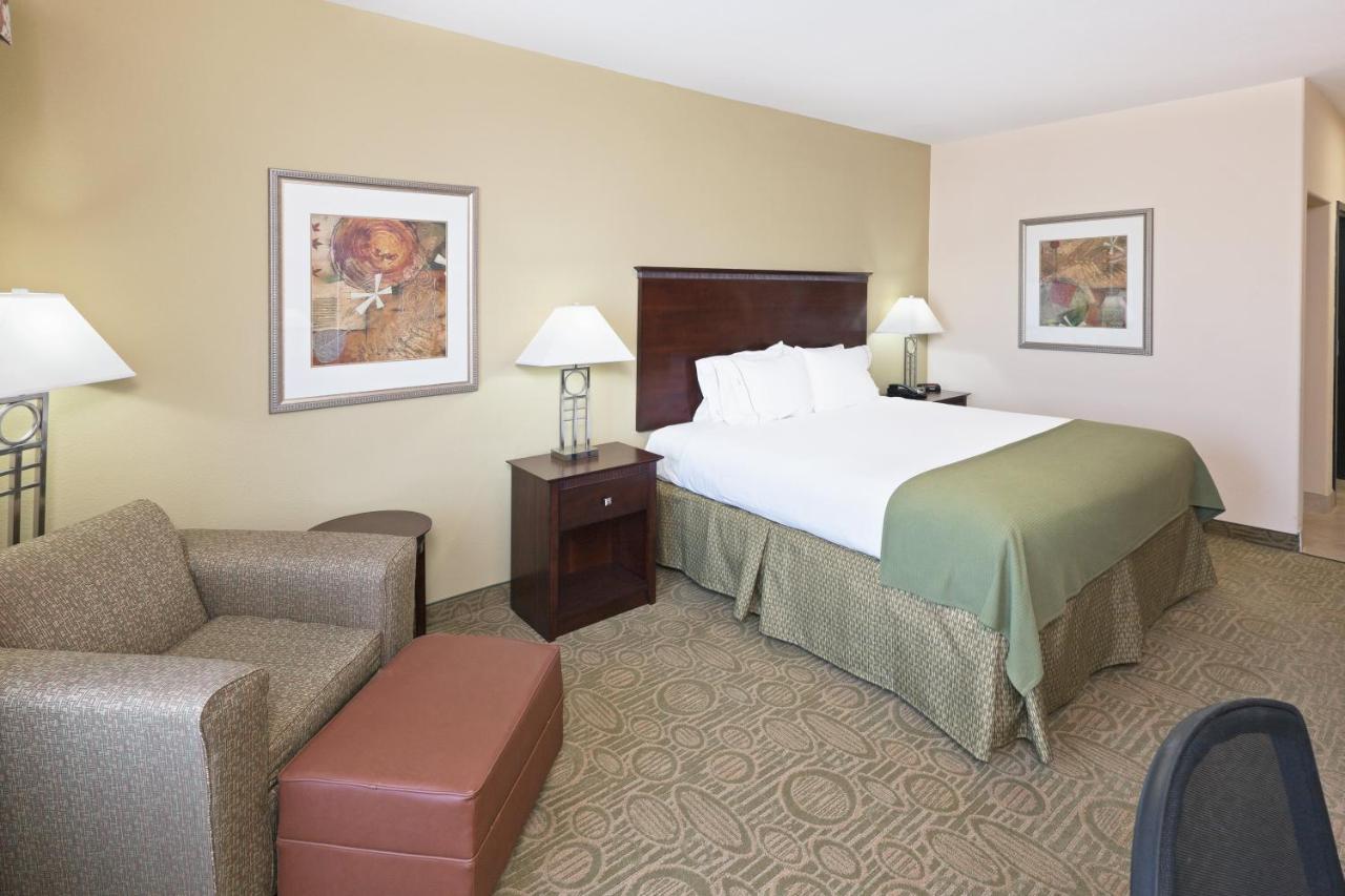 Holiday Inn Express & Suites Brownfield Exterior photo